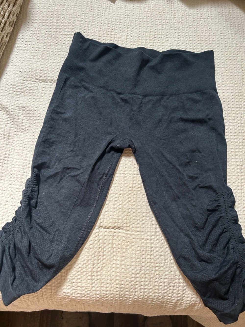 Women’s navyRuched Capri Leggings